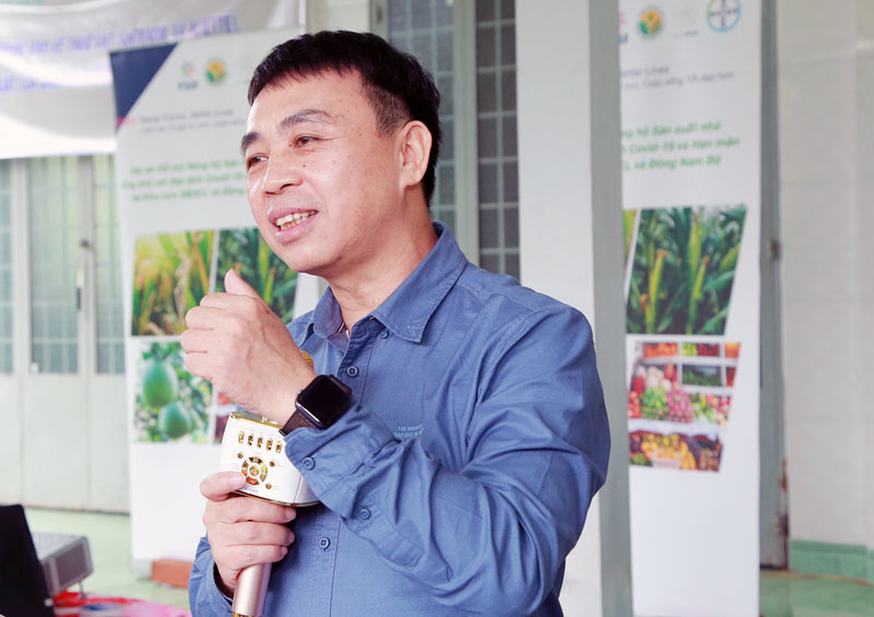 Nông dân ĐBSCL nhận Gói hỗ trợ Canh tác thuận lợi nhằm ứng phó hạn mặn và Covid-19 Ông Nguyễn Viết Khoa, Trưởng phòng Đào tạo và Huấn luyện, Trung tâm Khuyến nông Quốc gia cập nhật tiến độ các khóa đào tạo ToT và ToF của dự án “Better Farms, Better Lives”.