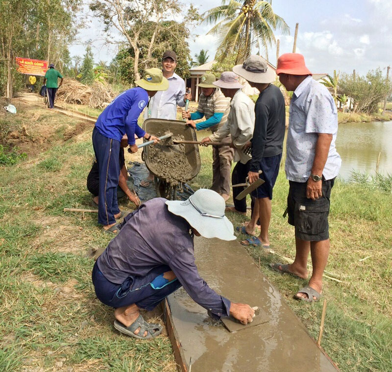 Phẩm chất, kỹ năng cần thiết của cán bộ dân vận hiện nay Nhân dân xã An Thuận, huyện Thạnh Phú chung sức xây dựng giao thông nông thôn. Ảnh: Nguyễn Diễm