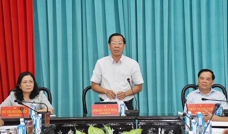 Ban Thường vụ Tỉnh ủy hội nghị đột xuất Bí thư Tỉnh ủy Phan Văn Mãi phát biểu tại hội nghị.