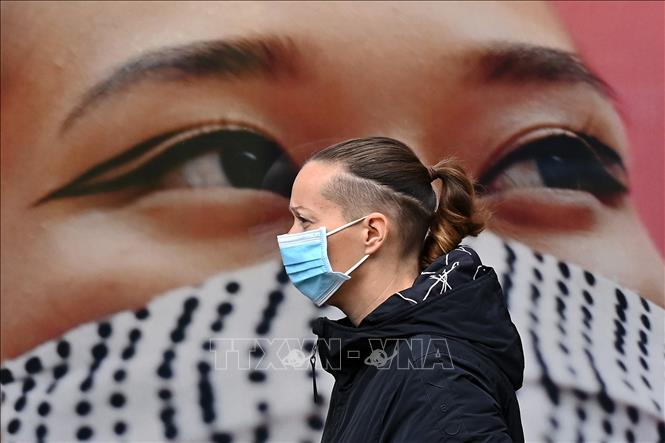 Người dân đeo khẩu trang phòng lây nhiễm COVID-19 tại London, Anh. Ảnh: AFP/TTXVN
