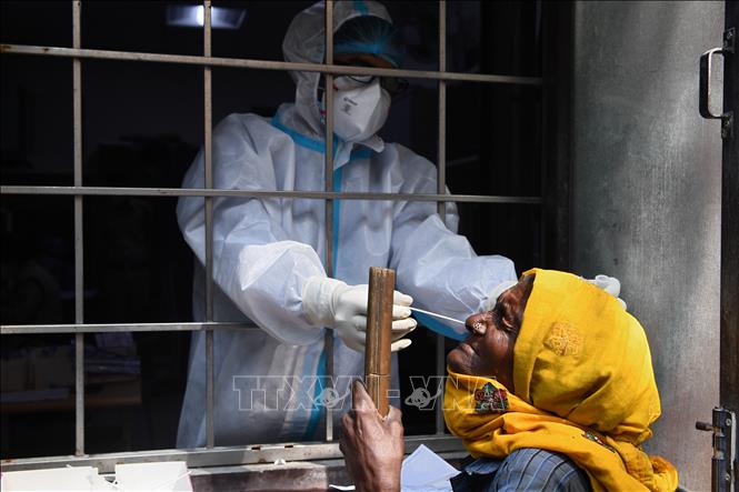 Nhân viên y tế lấy mẫu dịch COVID-19 cho người dân tại New Delhi, Ấn Độ ngày 19-10. Ảnh: AFP/TTXVN