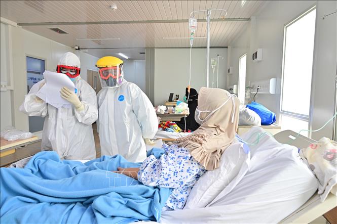Bệnh nhân COVID-19 được điều trị tại bệnh viện ở Jakarta, Indonesia, ngày 25-9. Ảnh: AFP/TTXVN