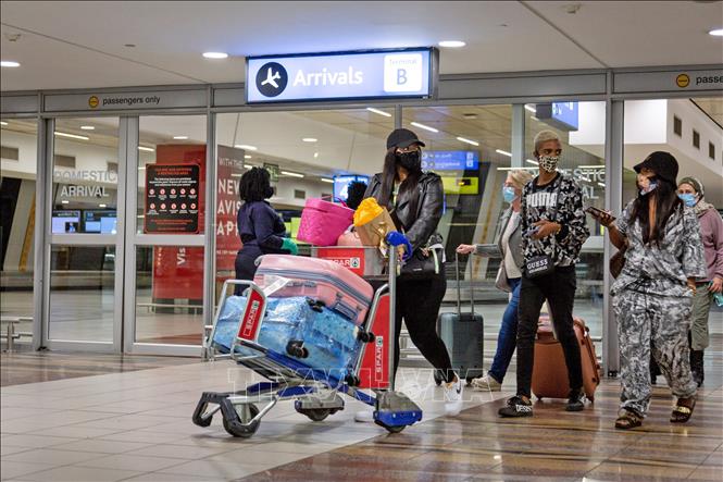 Hành khách đeo khẩu trang phòng lây nhiễm COVID-19 tại sân bay quốc tế OR Tambo, Johannesburg, Nam Phi, ngày 1-10. Ảnh: THX/TTXVN