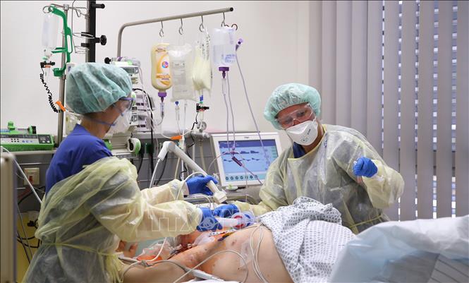 Nhân viên y tế điều trị cho bệnh nhân mắc COVID-19 tại một bệnh viện ở Magdeburg, Đức. Ảnh: AFP/TTXVN