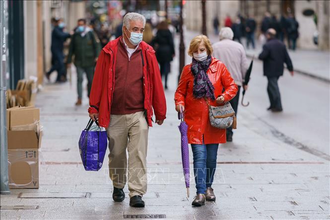 Người dân đeo khẩu trang phòng dịch COVID-19 tại Burgos, Tây Ban Nha ngày 21-10. Ảnh: AFP/TTXVN