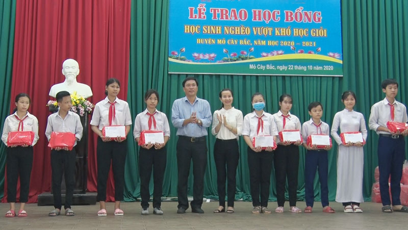 Trao học bổng cho các em học sinh. Ảnh: Nguyễn Hiệp