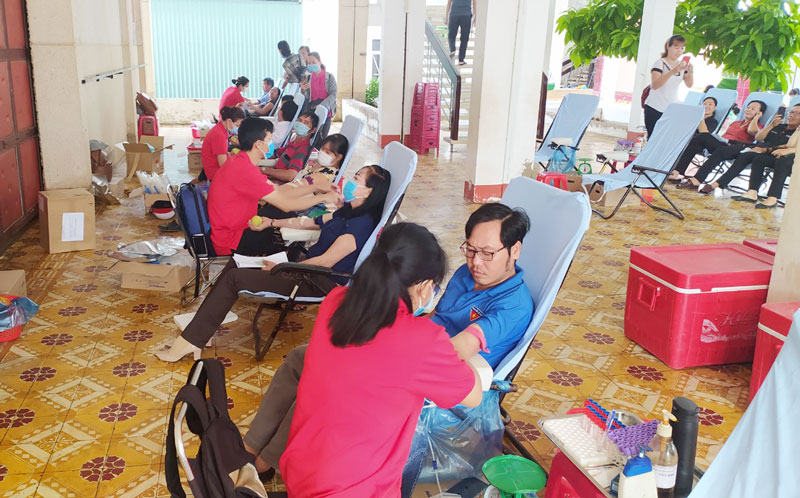 Đông đảo đoàn viên, thanh niên và người dân tham gia hiến máu. Ảnh: Sơn Tùng