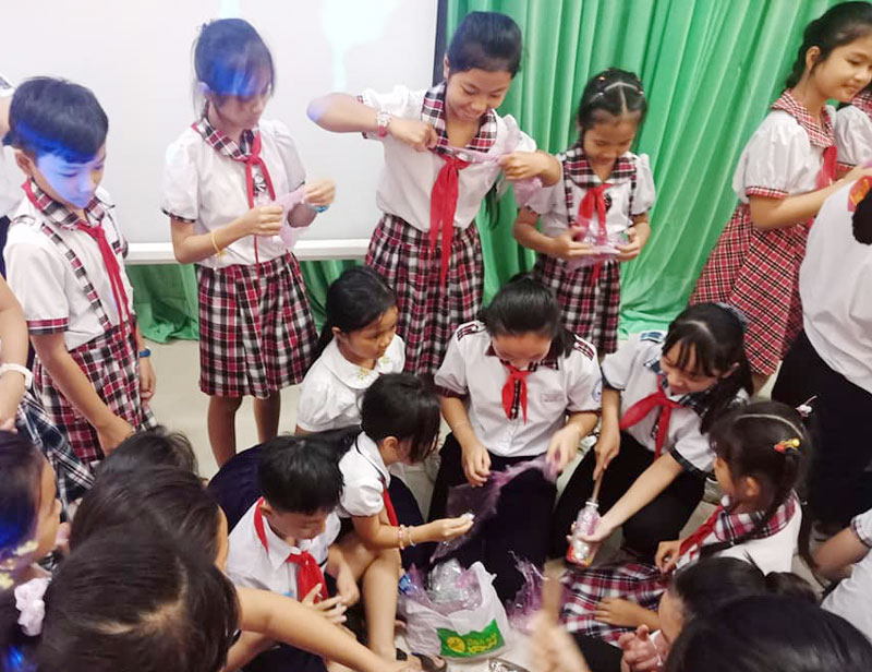 Học viên tham gia thực hành làm Gạch sinh thái. Ảnh: Huỳnh Ly