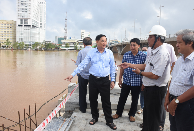 Phó bí thư tỉnh uỷ khảo sát tại cống An Thuận 1.