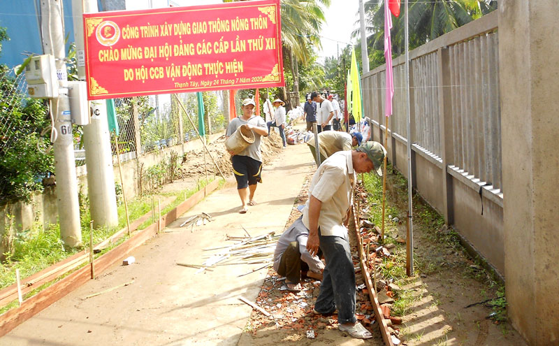 Cựu chiến binh xã Hương Mỹ điển hình trong phong trào thi đua Cựu chiến binh xã Hương Mỹ xây dựng đường bê-tông ấp, chào mừng Đại hội Đảng các cấp.