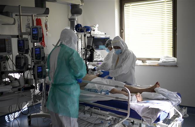  Nhân viên y tế điều trị cho bệnh nhân mắc COVID-19 tại một bệnh viện ở Madrid, Tây Ban Nha ngày 15-10-2020. Ảnh: AFP/TTXVN