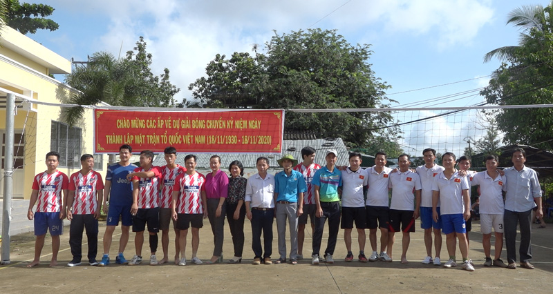 Thành viên các đội và đại biểu chụp ảnh lưu niệm trước trận đấu. Ảnh: Việt Cường.