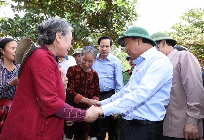 Thủ tướng Nguyễn Xuân Phúc thăm hỏi, chia sẻ khó khăn, mất mát với nhân dân thôn Đồng Tư, xã Hiền Ninh, huyện Quảng Ninh, tỉnh Quảng Bình. Ảnh: Thống Nhất/TTXVN.