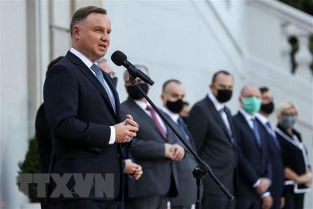 Tổng thống Ba Lan Andrzej Duda (trái) phát biểu tại lễ tuyên thệ nhậm chức nội các mới ở thủ đô Warsaw ngày 6-10. (Ảnh: AFP/TTXVN)