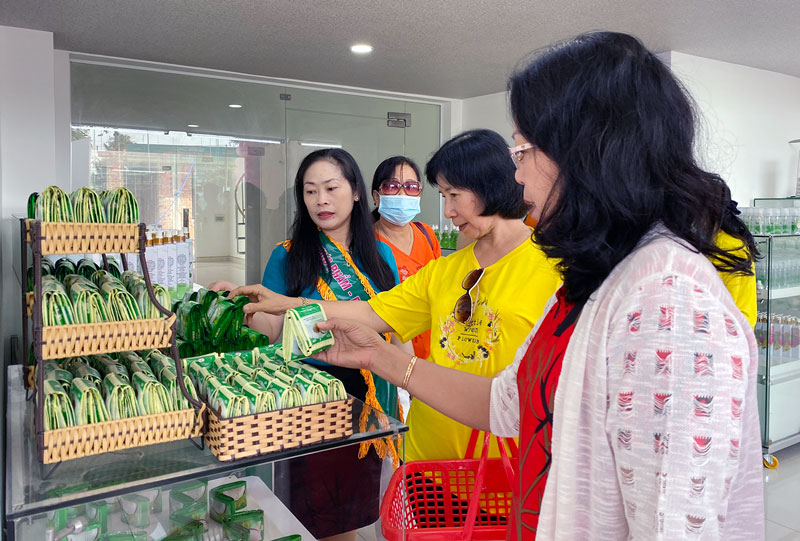 Tạo động lực phát triển thương mại điện tử Nhiều sản phẩm dừa Bến Tre được giới thiệu, giao dịch trên các sàn thương mại điện tử, trang mạng xã hội, kết hợp kênh truyền thống.
