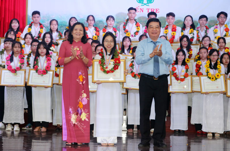 62 học sinh nhận giải thưởng Trương Vĩnh Ký Em Nguyễn Ngọc Như Hảo nhận giải nhất giải thưởng Trương Vĩnh Ký.