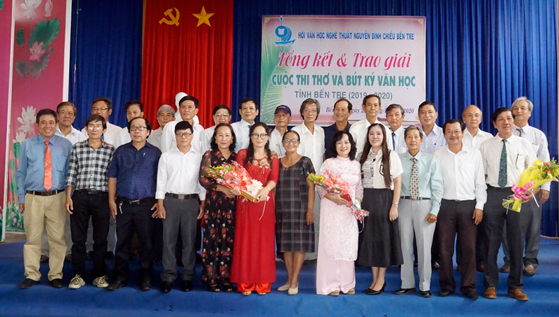 Bến Tre dưới góc nhìn nghệ thuật Các tác giả chụp ảnh lưu niệm. Ảnh: Ánh Nguyệt
