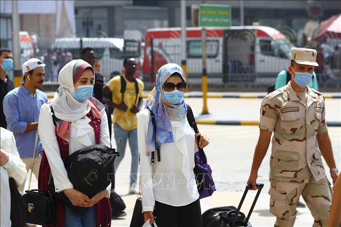 Ai Cập gia hạn tình trạng khẩn cấp Người dân đeo khẩu trang phòng lây nhiễm COVID-19 tại Cairo, Ai Cập, ngày 29-9-2020. Ảnh: THX/TTXVN