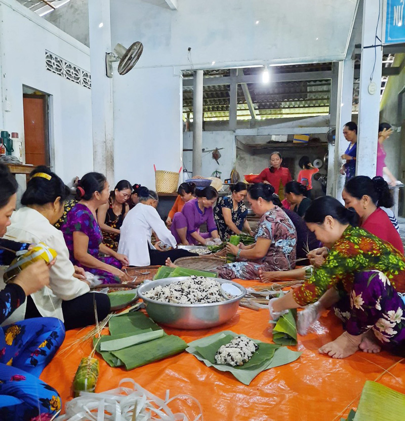 Bà con tham gia gói bánh và nấu bánh gửi ra miền Trung.