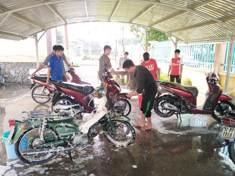 Đoàn viên, thanh niên xã Tân Thiềng, huyện Chợ Lách rửa xe gây quỹ ủng hộ đồng bào miền Trung. Ảnh: Đoàn Tân Thiềng