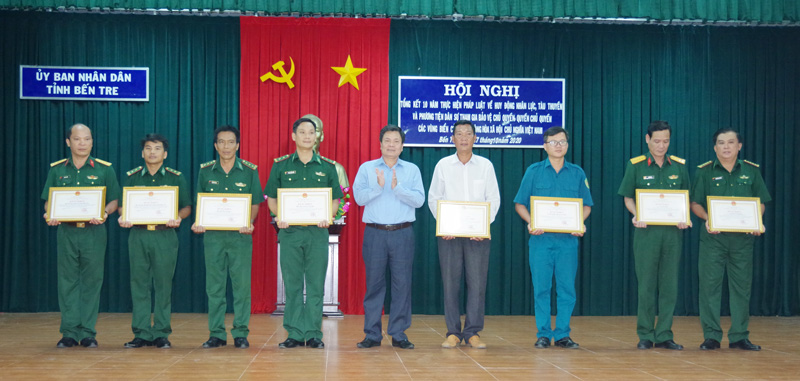 Tổng kết 10 năm thực hiện pháp luật về huy động nhân lực, tàu thuyền Phó chủ tịch UBND tỉnh Nguyễn Hữu Lập trao thưởng cho các tập thể, cá nhân có thành tích tiêu biểu.