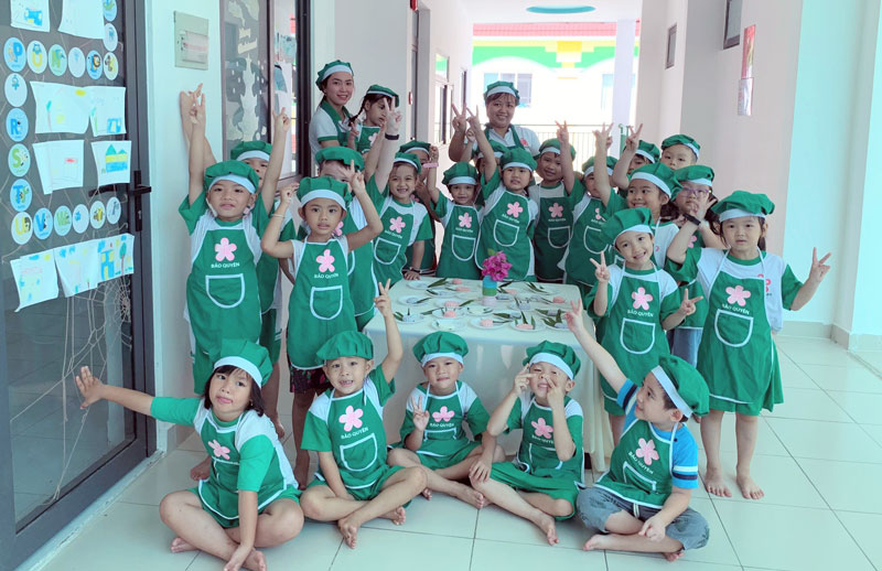 Một số dự án chưa được đầu tư Trẻ Trường Mầm non Bảo Quyên trong hoạt động làm bánh. Ảnh: Phan Hân
