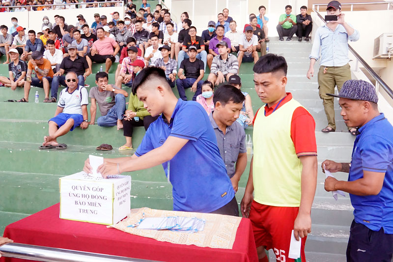 Hướng về miền Trung Nhiều vận động viên, khán giả thể thao đã tham gia ủng hộ giúp đỡ đồng bào miền Trung. Ảnh: Ánh Nguyệt