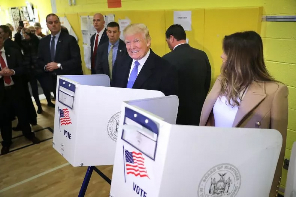 Nếu tỷ lệ phiếu phổ thông ngang nhau, ông Trump có 88% cơ hội tái đắc cử Ông Donald Trump và bà Melania Trump bỏ phiếu trong Ngày Bầu cử hôm 8-11 tại thành phố New York. Ảnh: Getty