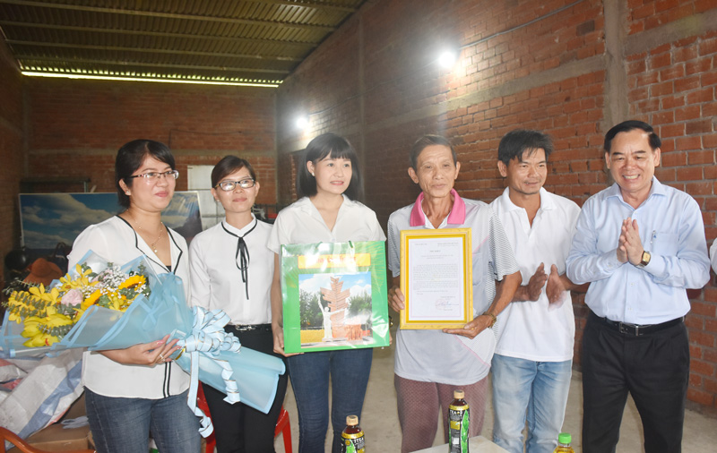 Trao Thư khen hội viên, phụ nữ Chợ Lách đã có tấm lòng hỗ trợ đồng bào miền Trung Phó bí thư Tỉnh ủy trao Thư khen cho chị Bùi Thị Như Huỳnh.