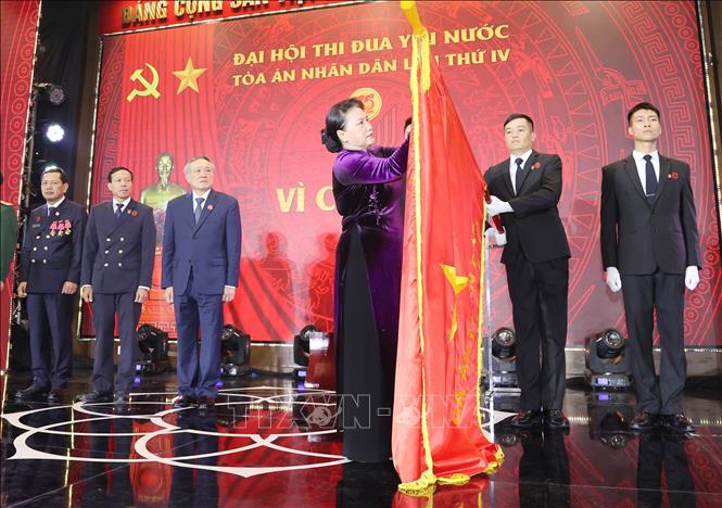Chủ tịch Quốc hội dự Đại hội thi đua yêu nước ngành tòa án Chủ tịch Quốc hội Nguyễn Thị Kim Ngân gắn Huân chương Độc lập hạng Nhất lên lá cờ truyền thống của Tòa án nhân dân Tối cao. Ảnh. TTXVN