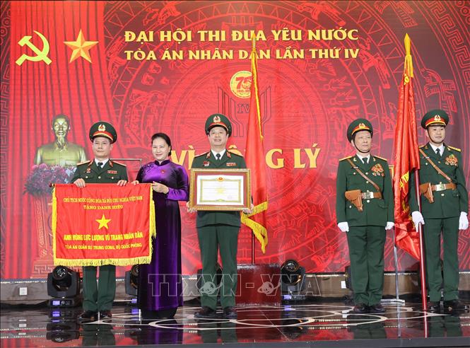Chủ tịch Quốc hội dự Đại hội thi đua yêu nước ngành tòa án Chủ tịch Quốc hội Nguyễn Thị Kim Ngân trao danh hiệu Anh hùng lực lượng vũ trang cho Tòa án quân sự Trung ương. Ảnh: TTXVN
