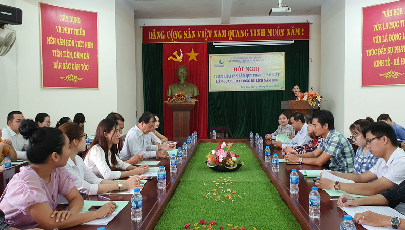 Triển khai văn bản quy phạm pháp luật liên quan hoạt động du lịch năm 2020 Quang cảnh hội nghị.