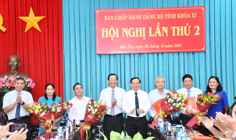 Bí thư Tỉnh ủy Phan Văn Mãi và Phó bí thư Tỉnh ủy Trần Ngọc Tam trao các quyết định về hưu. Ảnh: H.Hiệp