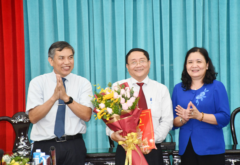Hội nghị lần thứ 2 Ban Chấp hành Đảng bộ tỉnh khóa XI Lãnh đạo tỉnh trao quyết định và hoa chúc mừng đồng chí Đoàn Văn Đảnh. Ảnh: T.Huyền