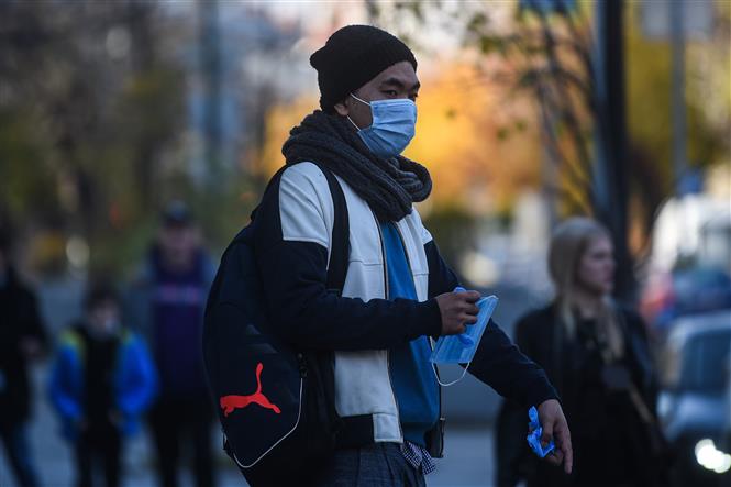 Người dân đeo khẩu trang phòng dịch COVD-19 tại Moskva, Nga ngày 28-10-2020. Ảnh: THX/TTXVN