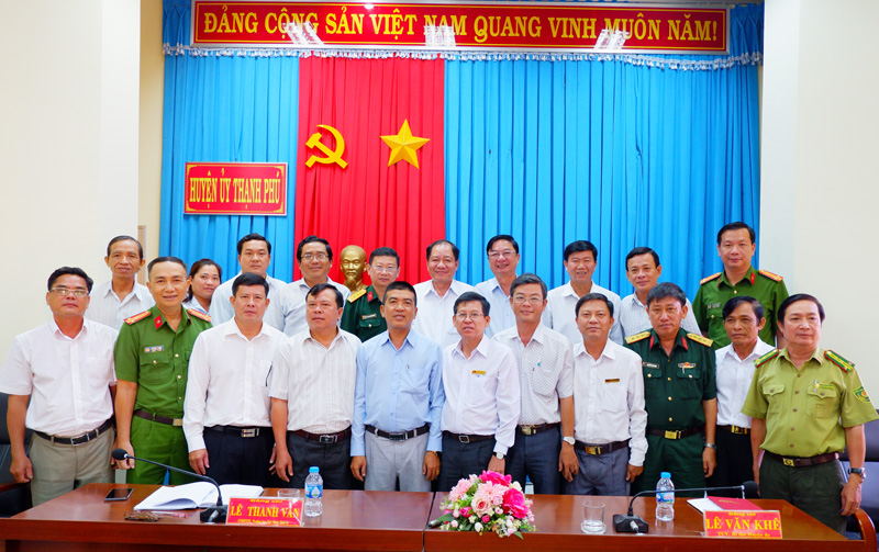 Ban Nội chính Tỉnh ủy chụp hình lưu niệm với Ban Thường vụ Huyện ủy Thạnh Phú.