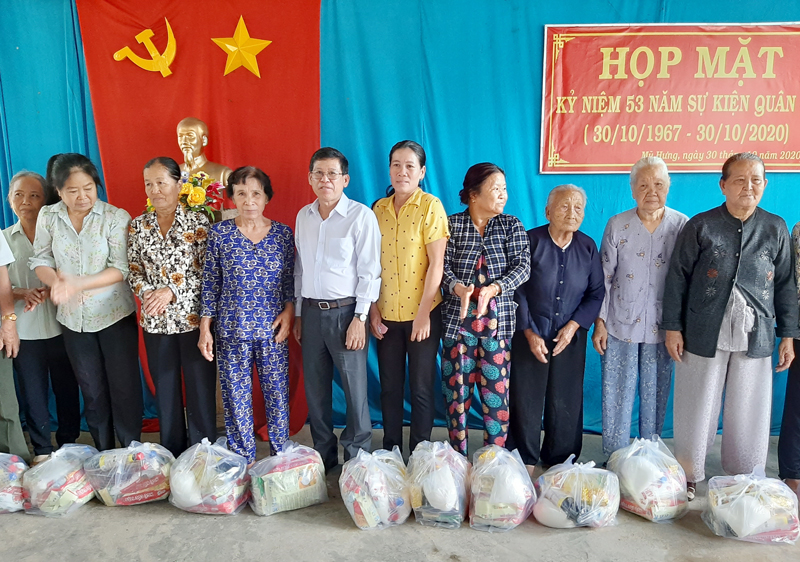 Thạnh Phú họp mặt kỷ niệm 53 năm Sự kiện quân sự 30-10-1967 Phó bí thư Thường trực Huyện ủy Phạm Văn Bé Năm trao quà cho gia đình chính sách. Ảnh: Văn Minh