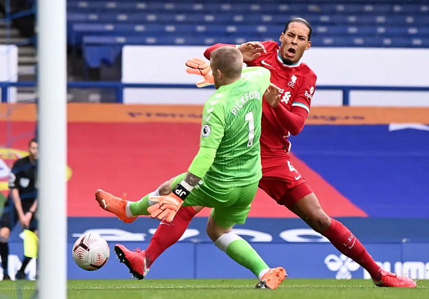 Van Dijk đã phẫu thuật thành công chấn thương đứt dây chằng sau va chạm với Pickford