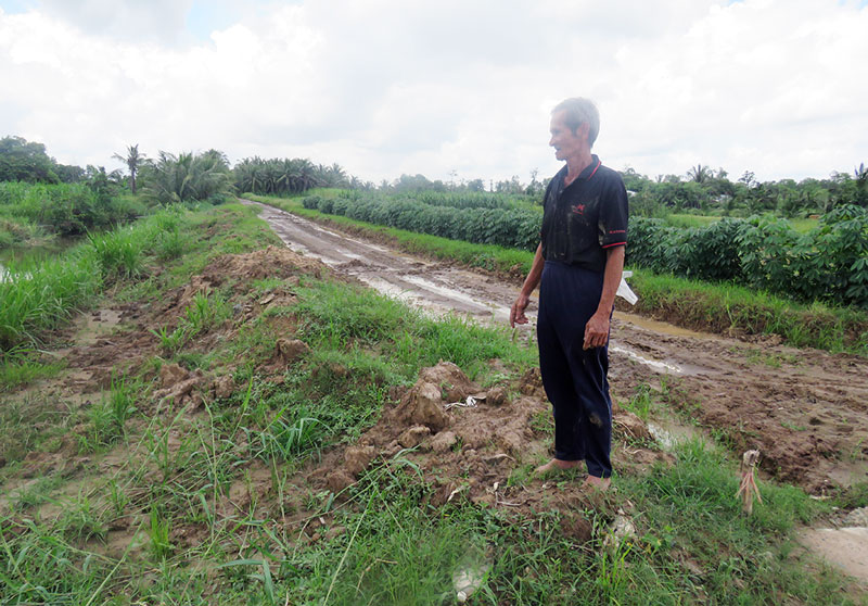 Lão nông Phan Thành Công hiến đất làm lộ nông thôn Ông Phan Thành Công ấp Vĩnh Lợi, xã Vĩnh Hòa trên vị trí ông hiến đất để làm lộ nông thôn.