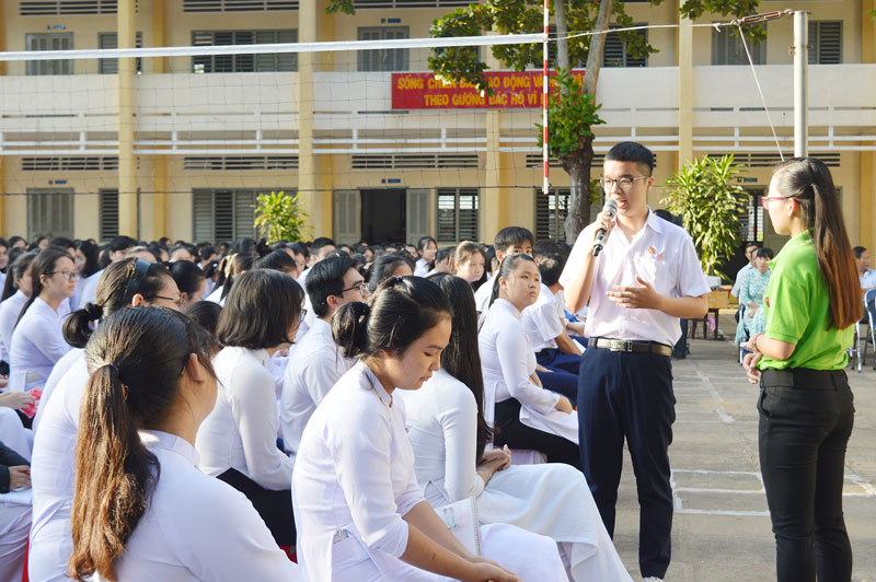  Một buổi sinh hoạt ngoại khóa lồng ghép giáo dục đạo đức cho học sinh tại Trường THPT Nguyễn Đình Chiểu.