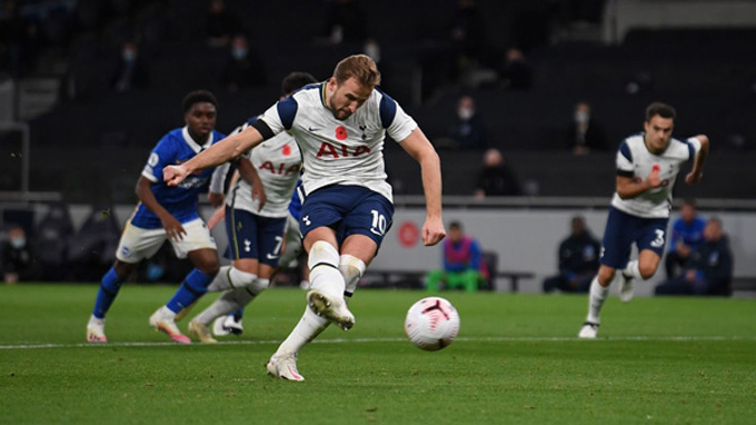 Kane mở tỷ số cho Tottenham ngay phút 13 trên chấm penalty