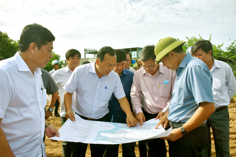 Đoàn công tác của UBND tỉnh khảo sát dự án đường ven biển tại huyện Thạnh Phú. Ảnh: Cẩm Trúc