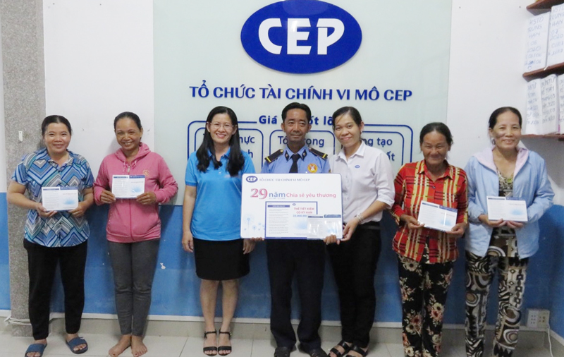 “CEP- Chia sẻ yêu thương” Trao tặng tiền cho khách hàng.