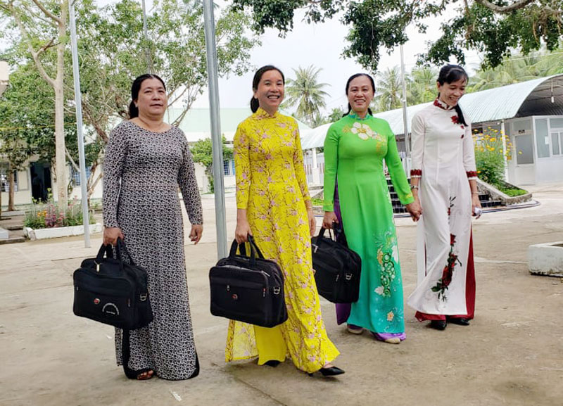 Cô Nguyễn Thị Tuyết Hoa (thứ hai, trái sang) cùng các đồng nghiệp. Ảnh: CTV