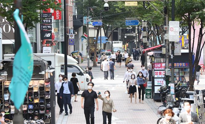 Người dân di chuyển trên đường phố tại thủ đô Seoul, Hàn Quốc, ngày 15-9-2020. Ảnh: Yonhap/ TTXVN