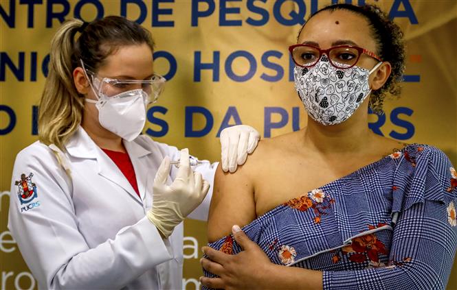 Nhân viên y tế tiêm vaccine ngừa COVID-19 cho tình nguyện viên tại Porto Alegre, Brazil, ngày 8-8-2020. Ảnh: AFP/TTXVN