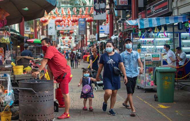 Người dân đeo khẩu trang phòng lây nhiễm COVID-19 tại Kuala Lumpur, Malaysia. Ảnh: THX/TTXVN