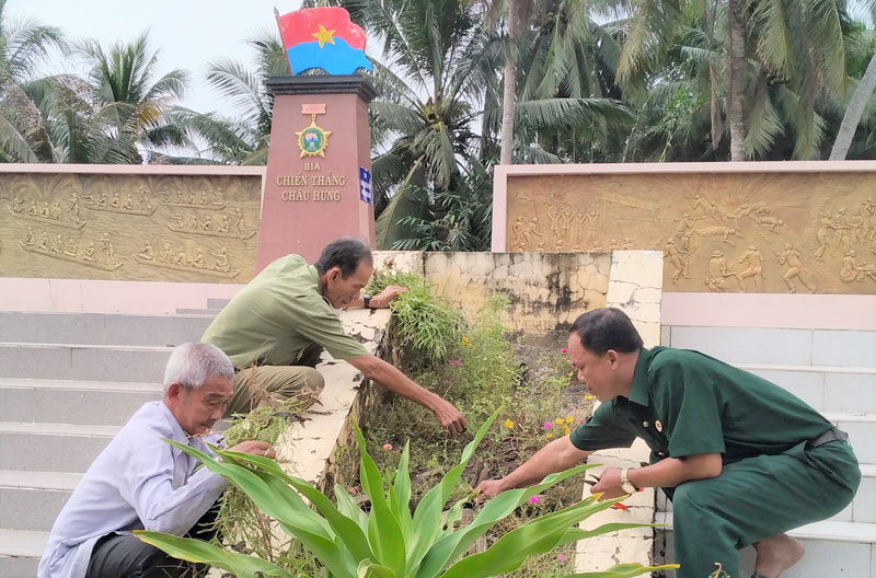 Cựu chiến binh xã Châu Hưng làm đẹp di tích Bia chiến thắng Châu Hưng.