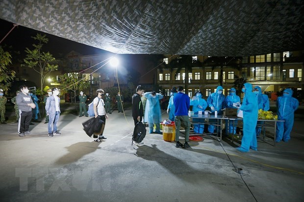 Việt Nam ghi nhận 3 ca mắc mới COVID-19, cách ly ngay khi nhập cảnh Công dân đến địa điểm cách ly tập trung. Ảnh: TTXVN