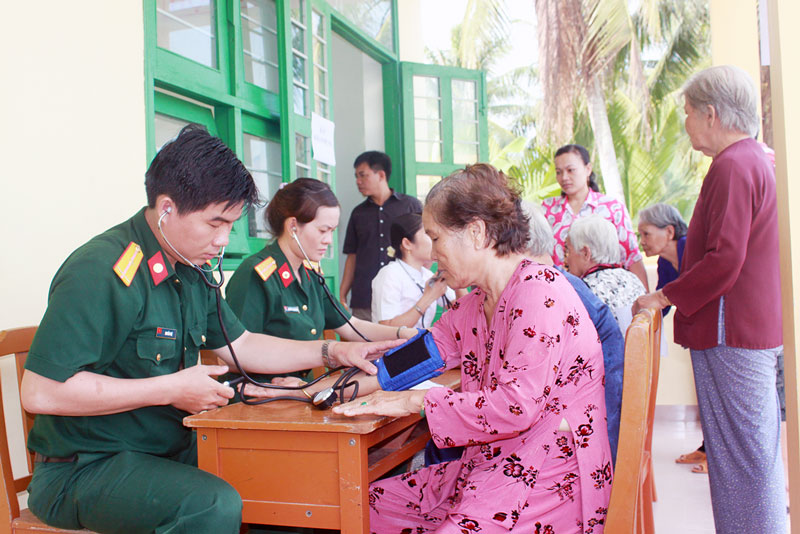 Chăm sóc sức khỏe quân nhân và nhân dân Cán bộ Bệnh xá Quân y tỉnh khám bệnh, cấp phát thuốc cho nhân dân trong chuyến về nguồn tại xã Tân Hào, huyện Giồng Trôm.